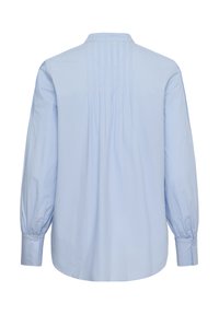 Chemise bleu clair à manches longues avec un détail plissé sur le haut du dos et des poignets boutonnés, vue de dos.