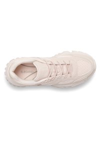 Chaussure de sport rose clair avec dessus en mesh et synthétique, superpositions texturées, fermeture à lacets, et semelle robuste pour une bonne traction.