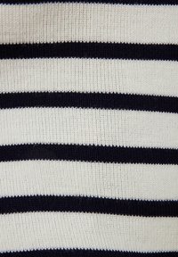 Stickad tyg med horisontella marinblå och off-white ränder. Texturen är jämn med ett konsekvent mönster.