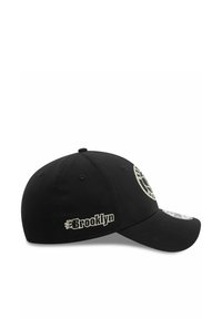 Gorra de béisbol negra con el texto "Brooklyn" bordado y diseño de logo circular en la parte frontal. Presenta una visera curva y una correa ajustable.