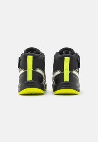 Czarno-szare buty trekkingowe z wysokim kołnierzem, jaskrawymi żółtymi akcentami, teksturowaną siateczkową cholewką oraz gumową podeszwą zapewniającą przyczepność.