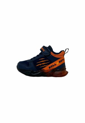 Scarpa sportiva blu navy con accenti arancioni, una fascia in velcro e motivi laterali a forma di artiglio. Presenta una suola spessa e ammortizzata per un buon supporto.