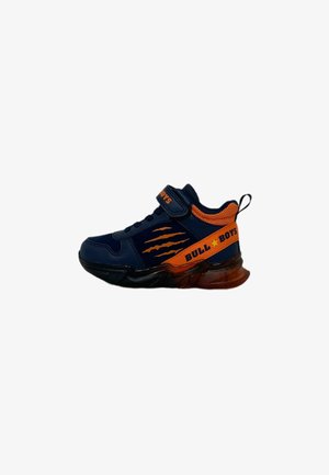 Scarpa sportiva blu navy con accenti arancioni, una fascia in velcro e motivi laterali a forma di artiglio. Presenta una suola spessa e ammortizzata per un buon supporto.