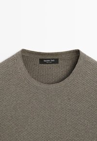 Grauer strukturierter Strickpullover mit Rundhalsausschnitt, mit einem dezenten Muster und einem Etikett mit der Aufschrift "Massimo Dutti". Material aus Baumwollmischung.