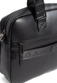 Schwarze Leder-Laptoptasche mit strukturierter Oberfläche, ausgestattet mit einem oberen Reißverschluss, verstellbarem Tragegurt und einem Markenstoff-Akzent.