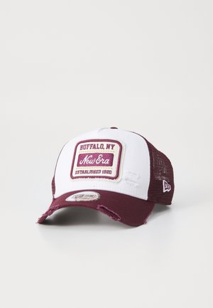 Biała i bordowa siateczkowa czapka bejsbolowa z łatką "Buffalo, NY New Era Established 1920" z przodu i postrzępionym daszkiem.