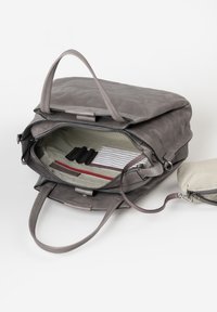 Grijze leren tas met ritsluiting, voorzien van een gestreepte binnenvoering, vakken en een afneembaar klein pouch. Twee stevige handvatten.