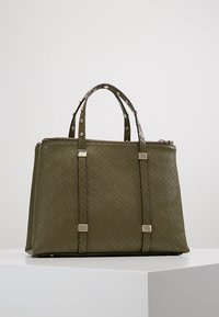 OLIVENDE GRØN TOTEBAG MED EN STRUKTURERET MØNSTER, DOBBELTE HÅNDTAG, OG SILVERFARVEDE HARDWARE-DETALJER. REKTANGULÆR FORM MED EN ZIPPET LUKNING.