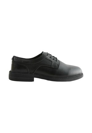 Chaussure de ville en cuir noir avec une finition lisse, bout rond, design à lacets, et une semelle en caoutchouc basse. Présente un logo sur le talon.