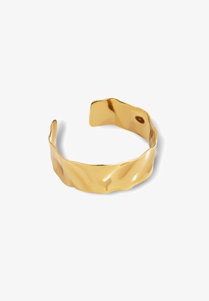 Guldmetal cuff-armbånd med en bølgende tekstur og åbne ender, prydet med en poleret overflade og glatte kanter for komfortabelt brug.