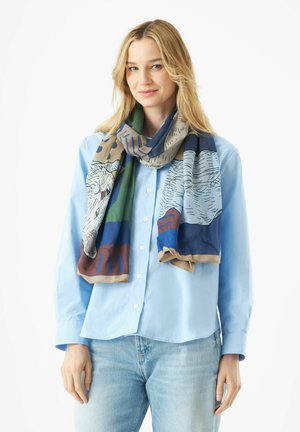 Écharpe multicolore avec des illustrations animales, fabriquée en tissu doux. Le design comprend des sections vertes, bleues et beiges avec des détails fins.