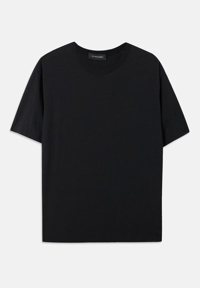 T-shirt nera in cotone con scollatura rotonda e maniche corte. Presenta un discreto logo tonale sul fronte. Texture liscia.