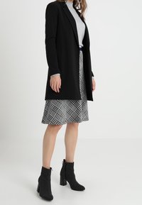 Esprit A-linjekjol - black