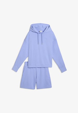 Jasnofioletowa bluza z kapturem ze sznurkami oraz pasujące szorty z elastycznym pasem, oba z małymi logo Puma po lewej stronie z przodu.