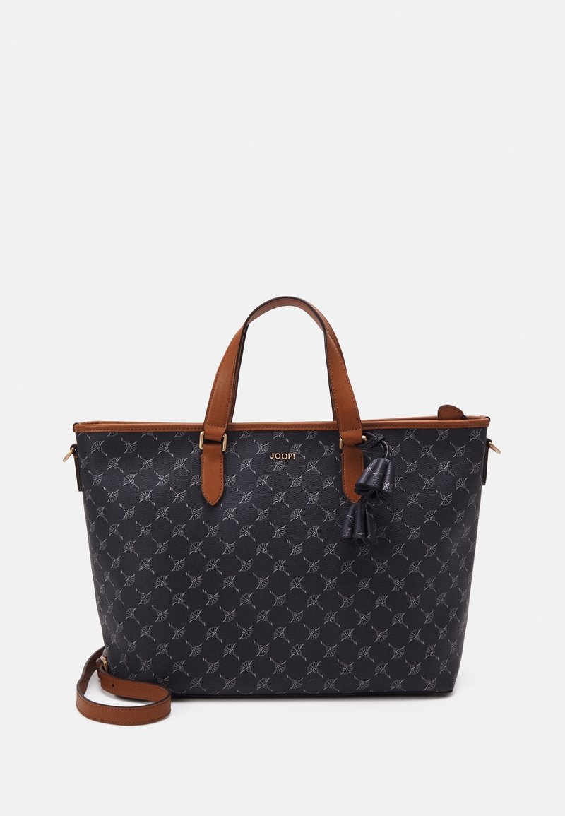 Borsa tote nera con motivo a fantasia con manici in pelle marrone, dettaglio con nappina e chiusura con zip. Presenta una forma strutturata e un ornamento con logo.