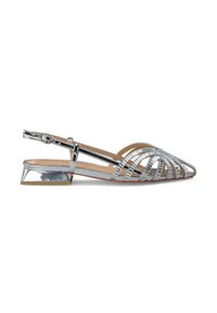 Pantofii slingback argintii cu vârf ascuțit, curele metalice și toc mic pătrat. Textură netedă cu un design tăiat complicat.