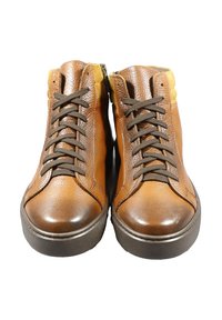 Scarpe alte in pelle marrone con lacci marrone scuro e puntale liscio. Dettaglio cerniera laterale e accenti color cuoio morbido vicino alla caviglia.