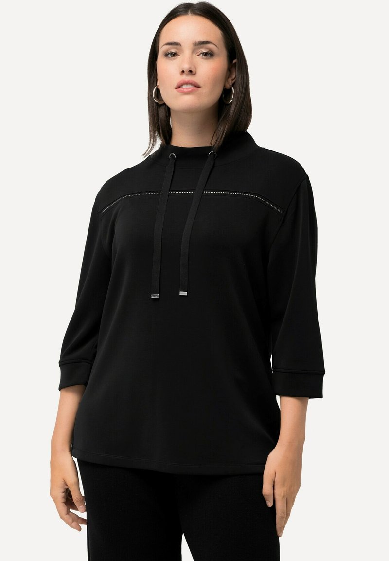 Schwarzer Sweatshirt mit hohem Kragen, Kordeln und Dreiviertelärmel. Verfügt über eine strukturierte horizontale Linie über der Brust.