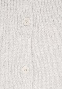 Cardigan tricotat de culoare gri deschis, cu o textură moale, având un guler rotund și două butoane în față. Design simplu, cu model cu nervuri pe toată suprafața.