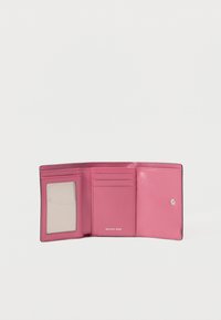 Ροζ δερμάτινο πορτοφόλι με διαφανή θήκη για ταυτότητα, πολλές θήκες για κάρτες και κούμπωμα με κλιπ. Το εσωτερικό έχει λεία υφή και ελάχιστη σήμανση.