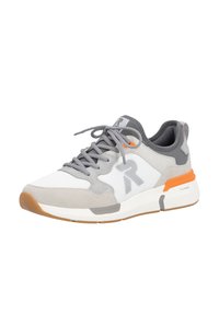 Grauer und weißer Sneaker aus Mesh- und Wildledermaterialien, Schnürdesign, orangefarbene Akzente, Gummisohle und ein strukturiertes Muster am Obermaterial.