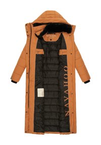 Manteau long orange en doudoune avec un intérieur matelassé noir. Il possède une capuche bordée de fausse fourrure, des poches latérales et une étiquette de marque à l'intérieur.