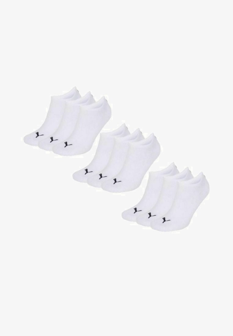 Weiße Knöchelsocken im Sechserpack, aus weichem Material mit glatter Textur, versehen mit einem kleinen schwarzen Logo im Zehenbereich.
