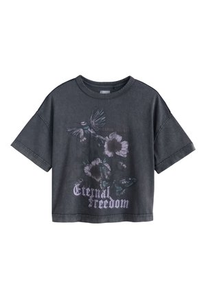 Mørkegrå T-shirt med korte ærmer med trykt kolibri, blomster, sommerfugl og ordene "Eternal Freedom" foran.