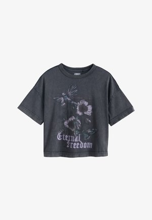 T-shirt gris foncé à manches courtes avec colibri, fleurs, papillon imprimés et les mots "Eternal Freedom" sur le devant.