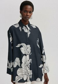 PATTERNED - Blúzka so zapínaním na gombíky - black