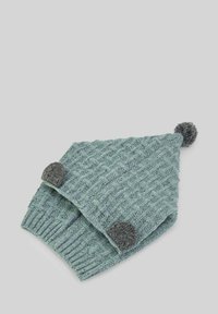 Bonnet en tricot vert avec un motif en losanges texturé, un pompon gris sur le dessus et des accents ronds gris près de la bordure.