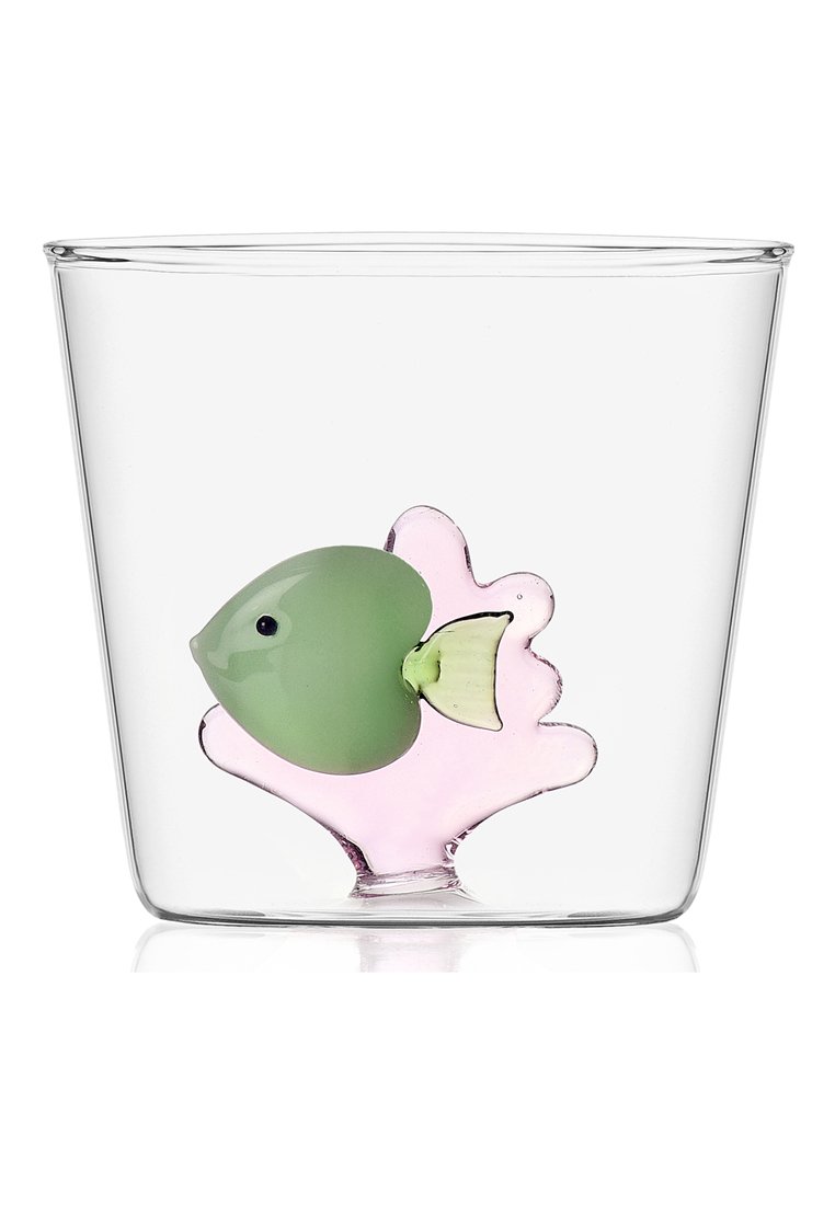 Przezroczysty szklany pojemnik z zieloną rybą i różowym wzorem koralowca wewnątrz. Ryba ma żółty ogon i gładką powierzchnię; tekstura koralowca jest subtelna.
