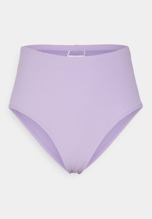 Bikini w wysokim stanie w jasnym lawendowym kolorze, wykonany z materiału w prążki. Posiada gładki pas w talii i bezszwowe krawędzie dla wygody.