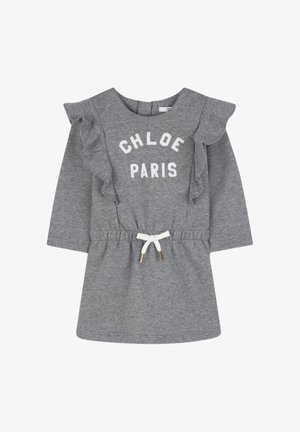Abito grigio a maniche lunghe per bambini con spalle arricciate, testo bianco "CHLOE PARIS" sul davanti e un laccio bianco in vita.