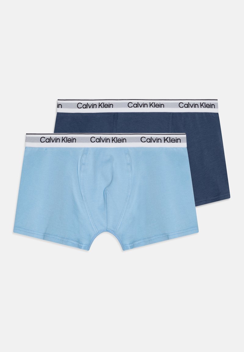 Dva para muških bokserica: jedan svijetloplavi i jedan tamnoplavi. Obe imaju bijelu gumicu s crnim "Calvin Klein" logotipom.