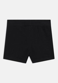 Μαύρα βαμβακερά σορτς με ελαστική μέση, με απλό σχέδιο και ομαλή υφή. Χωρίς ορατά σχέδια ή διακοσμητικά στοιχεία.