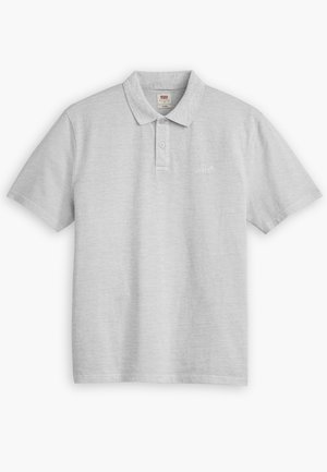 Polo shirt gris clair en coton. Doté d'un col classique, d'une patte de boutonnage à deux boutons et d'un petit logo brodé sur la poitrine.