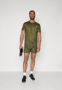 New Balance ATHLETICS PRINTED - Camiseta deportiva - woodland