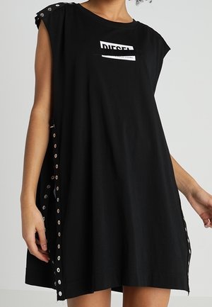 Vestido camiseta sin mangas negro con escote redondo, presenta un estampado de logo y ojales metálicos decorativos a lo largo de los costados. Material de algodón suave.