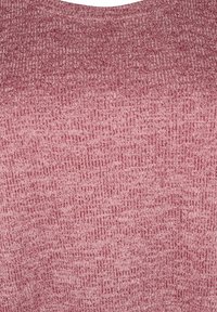 Pleteni pulover v zbledeli maroon barvi, ki ima teksturiran vzorec in okrogel izrez. Mehka, udobna tkanina s subtilnim degradacijom.