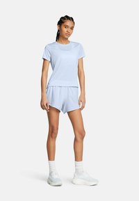 Helles blaues Sport-T-Shirt mit kurzen Ärmeln, kombiniert mit passenden Shorts. Es zeichnet sich durch eine glatte Textur, einen lockeren Sitz und dezente Markenkennzeichnung aus.