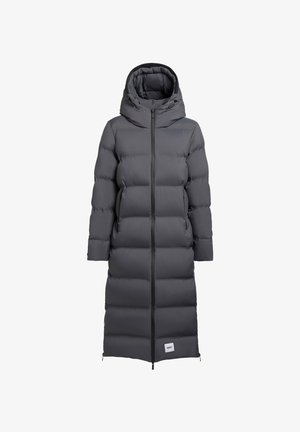 Pitkä harmaa toppatakki, jossa on huppu, etuvetoketju, laatikkomainen tikattu muotoilu ja sivutaskut. Tarrat on esillä helman lähellä.