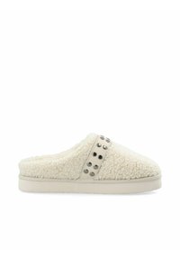 Fuzzy creme slippers med et blødt, tekstureret overdel, med en aftagelig rem prydet med sorte nitter og en beige gummisål.