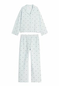 Lichtblauwe gestreepte katoenen pyjama met zwart hartjespatroon, een overhemd met lange mouwen en knopen, en bijpassende broek met elastische taille.