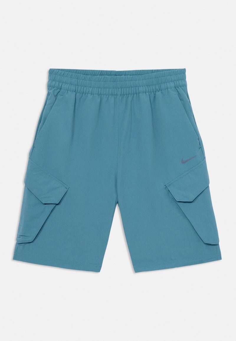 Shorts Nike bleu clair avec une ceinture élastique, des poches latérales et des poches cargo à rabat. Texture lisse, coupe genou.
