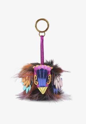 Accessorio portachiavi in pelliccia sintetica marrone, con dettagli di uccelli metallici blu, rosa e oro. Include un anello in metallo dorato per il collegamento.