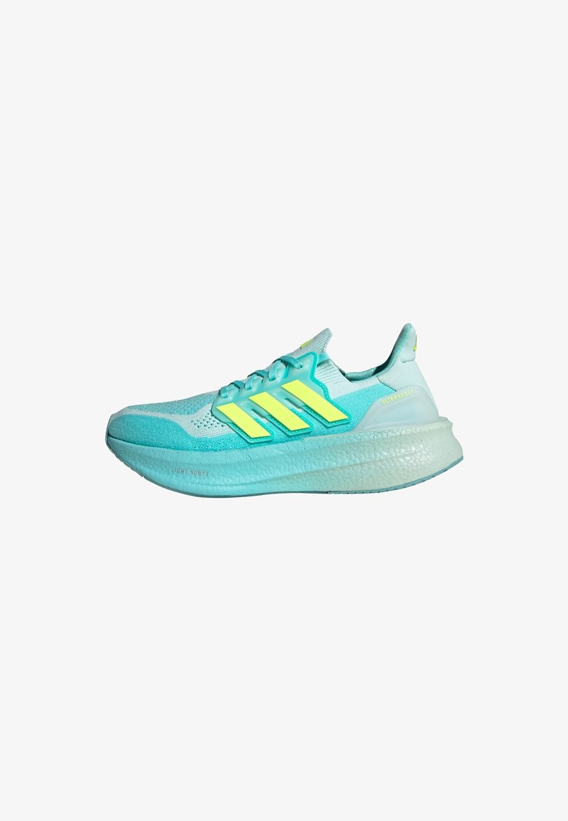 Baskets de sport bleu clair avec une tige texturée, trois bandes jaunes, un col rembourré et une semelle épaisse et amortissante.