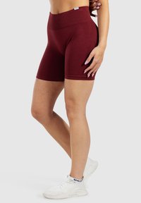 Burgundy high-waisted shorts met een geribde tailleband, gemaakt van rekbaar materiaal, met een aansluitend ontwerp en een gladde textuur.