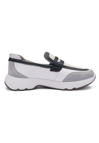 Zapatilla deportiva blanca y gris sin cordones, con ribete negro, suela acolchada y parte superior de tela texturizada con una correa decorativa sobre la parte superior.