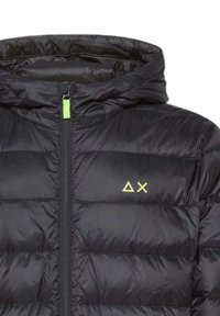 Giubbotto piumino nero con cappuccio, dotato di zip sul davanti e un piccolo logo verde sul petto. Design trapuntato con sezioni strette.